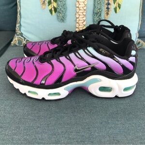 Nike Youth Air Max Plus Aurora/Hyper Violet Size  4.5Y